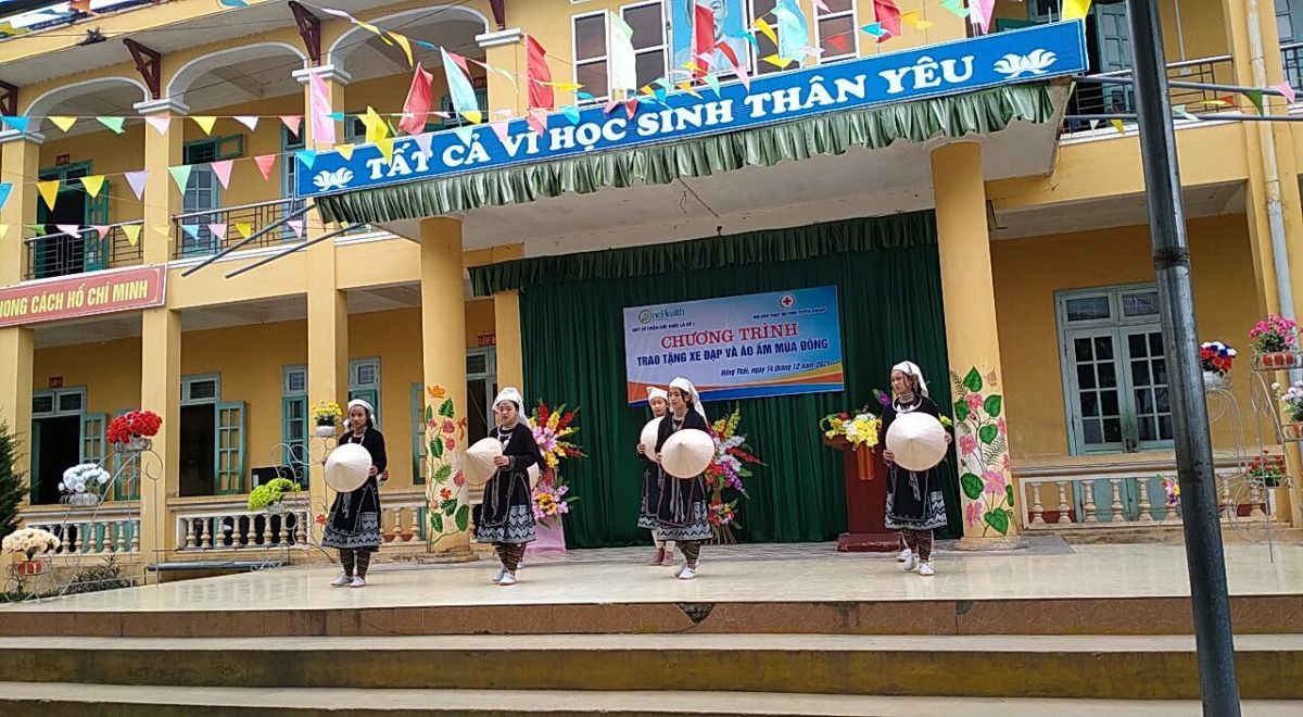 CHƯƠNG TRÌNH TRAO TẶNG XE ĐẠP VÀ ÁO ẤM MÙA ĐÔNG